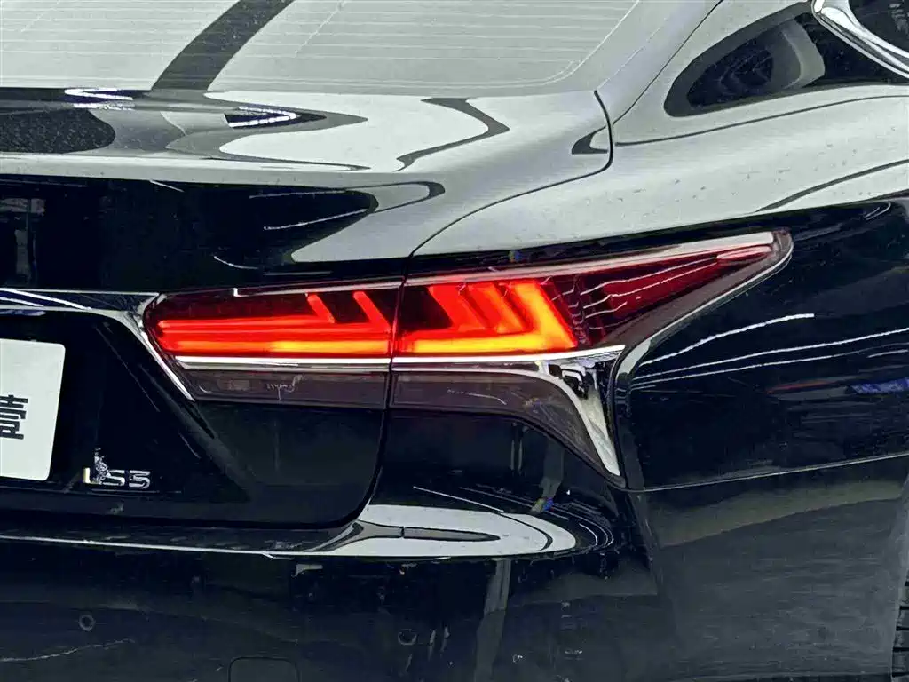 Lexus LS 2018 500h Executive Edition China V фото 23