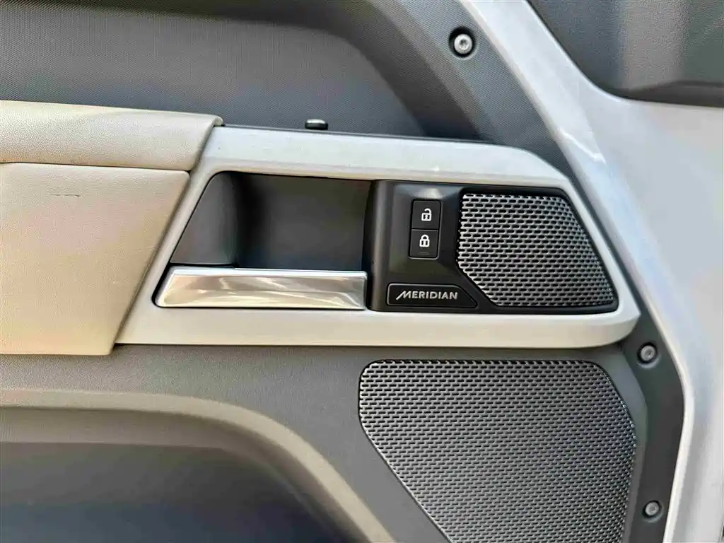 Land Rover Defender 2022 Model 90 2.0T P300 Tiger Ambition Edition фото 7