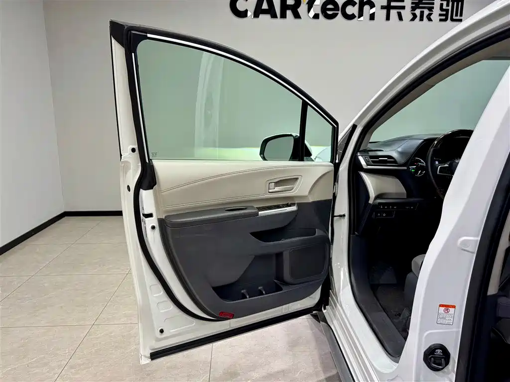 Toyota Granvia 2024 2.5L Hybrid Comfort фото 18