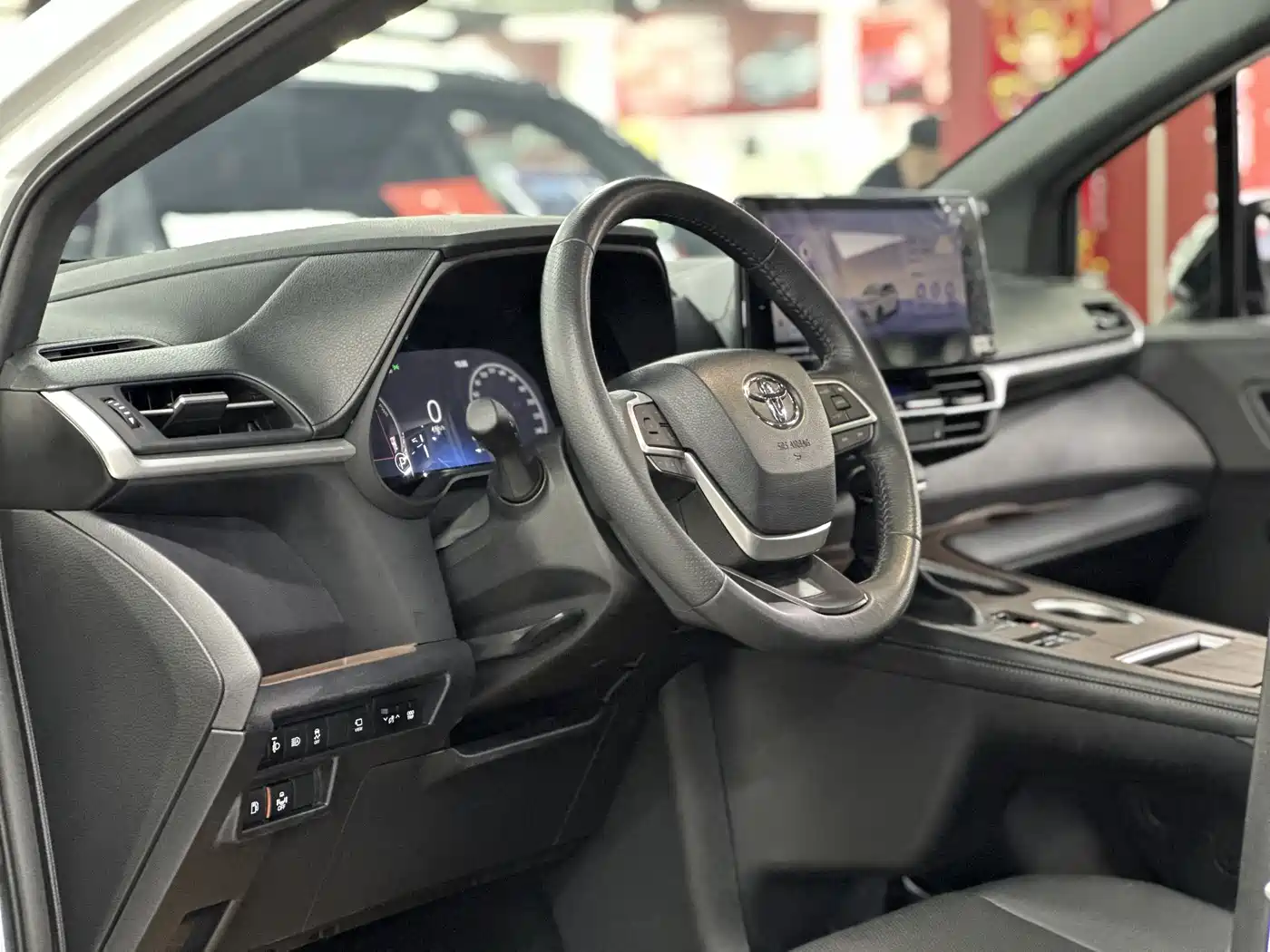 Toyota Granvia 2024 2.5L Hybrid Premium PLUS 4WD Edition фото 30