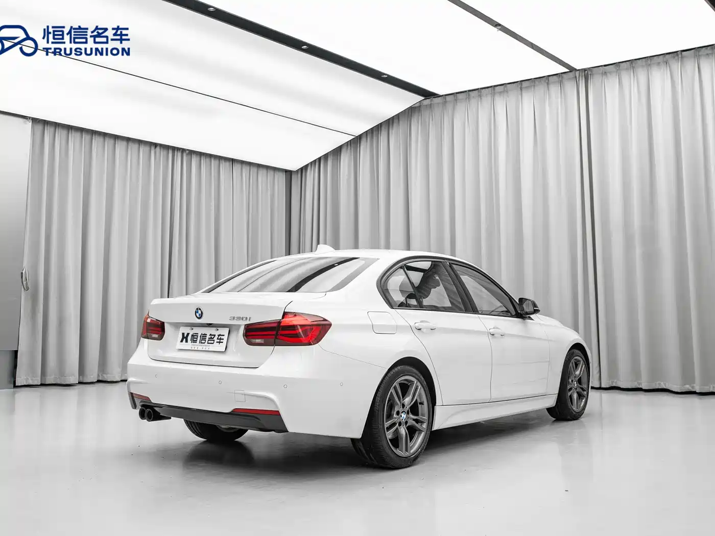 BMW 3 Series 2018 320i M Sport Black Night Edition фото 4
