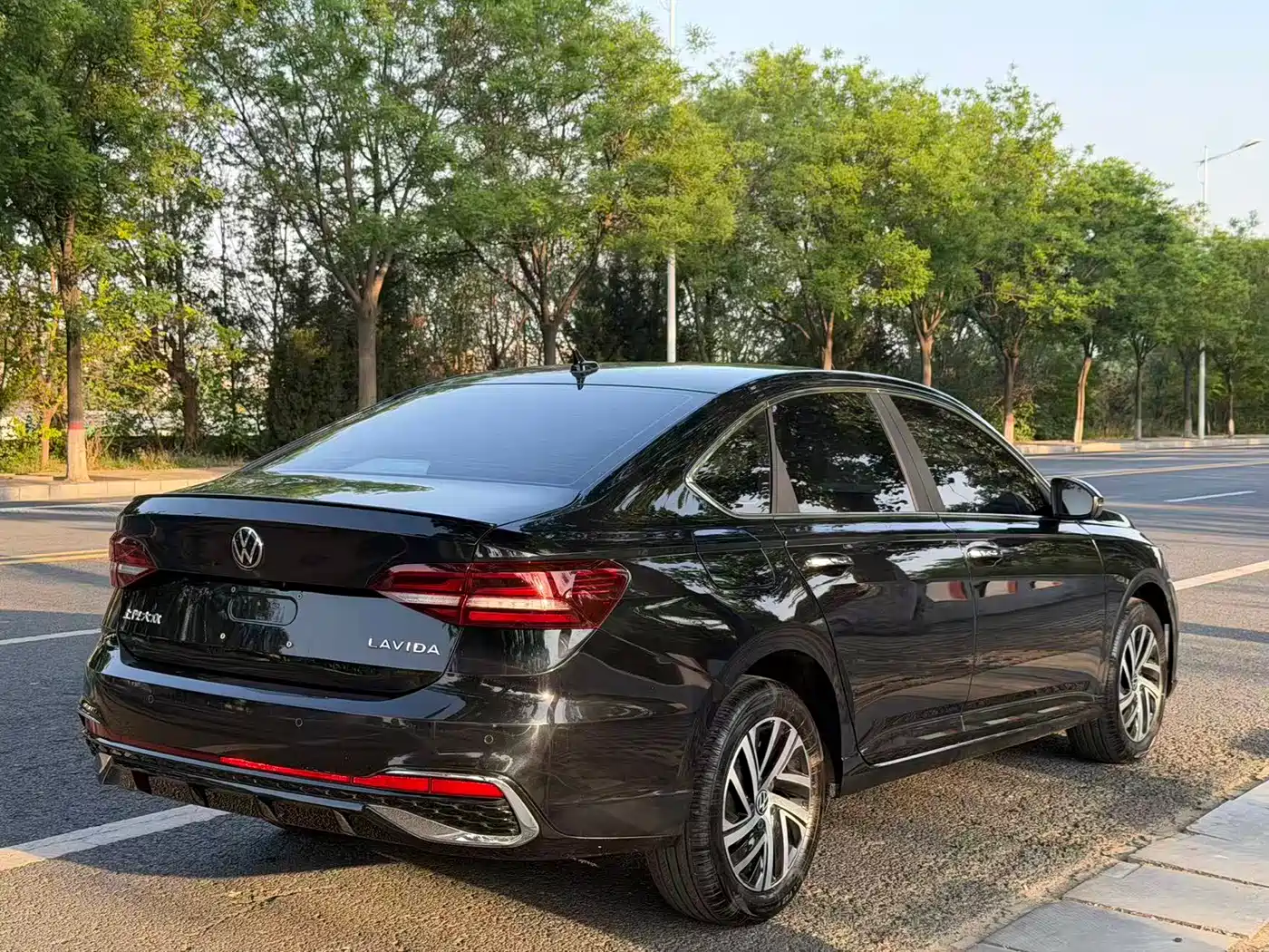 Volkswagen Lavida 2024 Model 300TSI DSG Full Comfort Edition фото 3