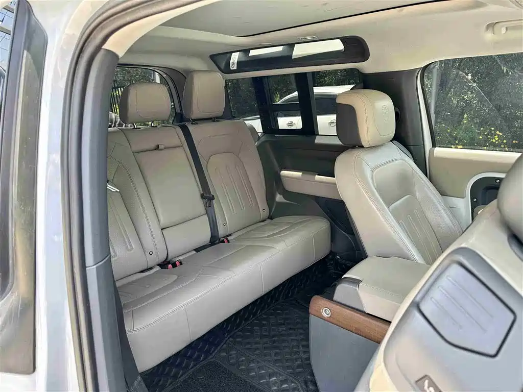 Land Rover Defender 2022 Model 90 2.0T P300 Tiger Ambition Edition фото 10