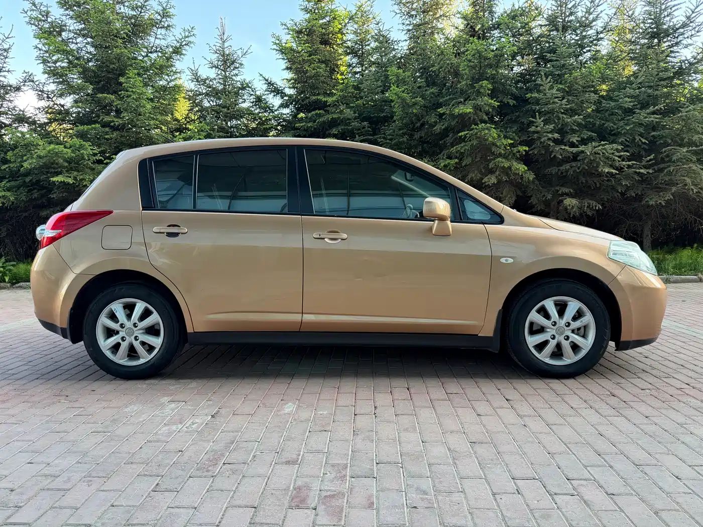 Photo 4 - Nissan Tiida