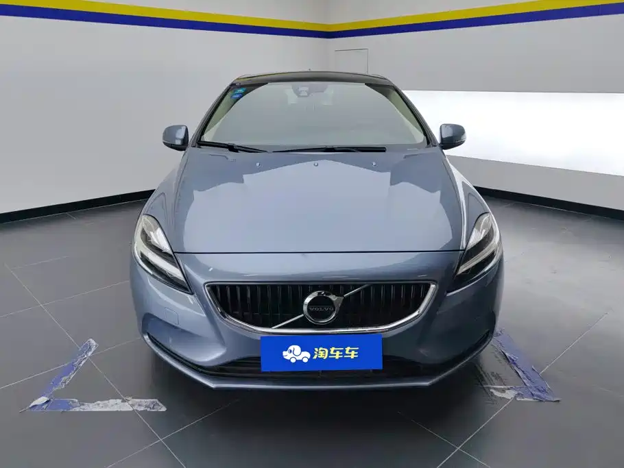 Photo 2 - Volvo V40