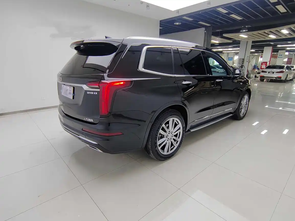 CADILLAC XT6