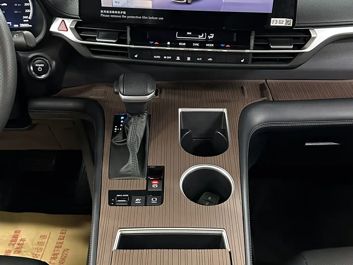 Toyota Granvia 2024 2.5L Hybrid Premium PLUS 4WD Edition фото 25