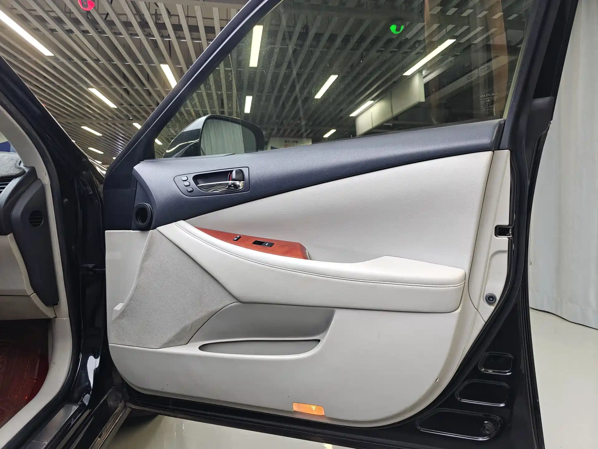 Фото 6 - Lexus ES