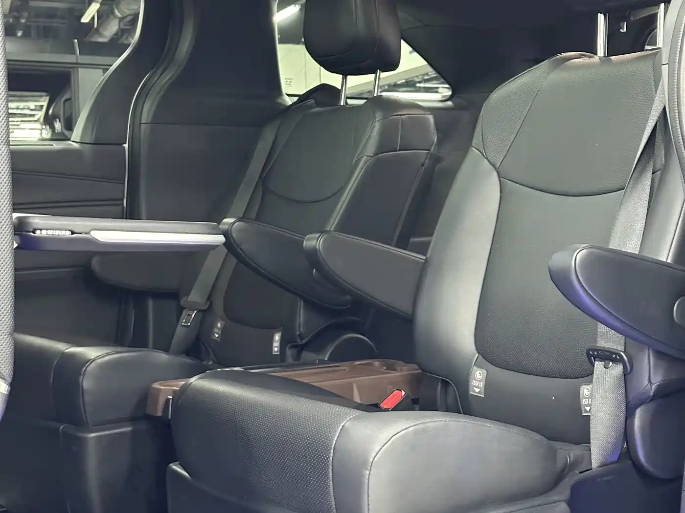 Toyota Granvia 2024 2.5L Hybrid Premium PLUS 4WD Edition фото 18