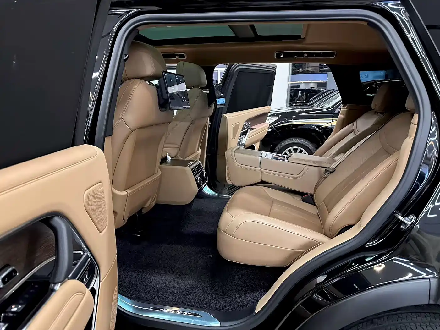 Land Rover Range Rover 2024 3.0 L6 400PS Genesis Extended фото 8