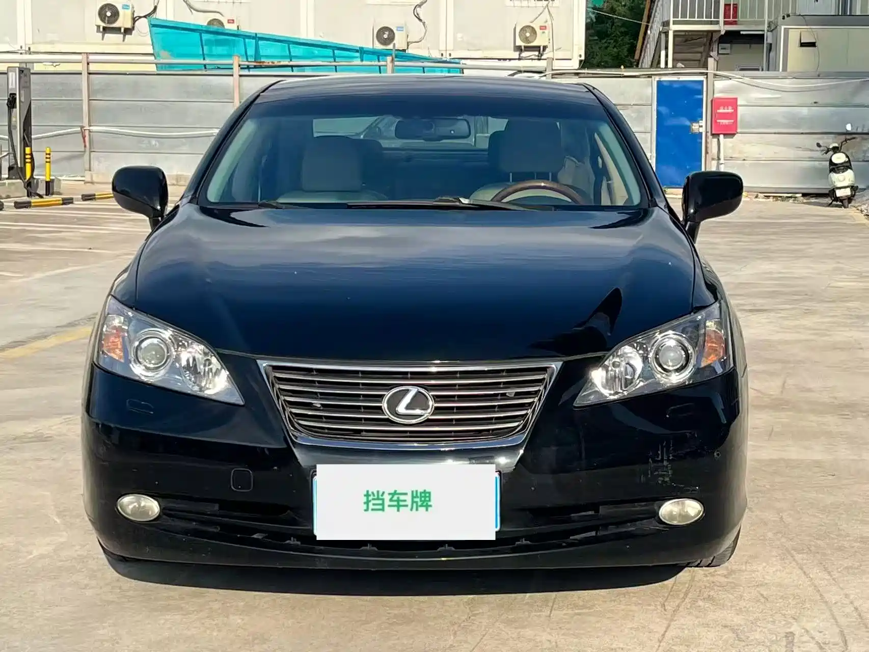 Photo 2 - Lexus ES