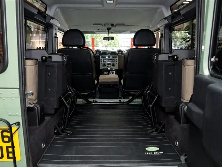 Land Rover Defender фото 15