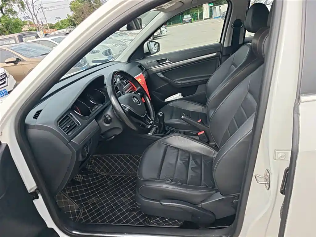 Volkswagen Lavida 2017 1.6L Manual Comfort Edition фото 15