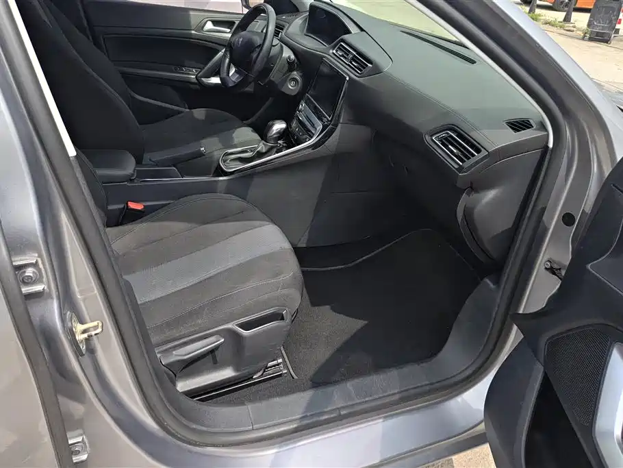 Peugeot 308 2018 1.6L Auto Luxury Edition фото 8
