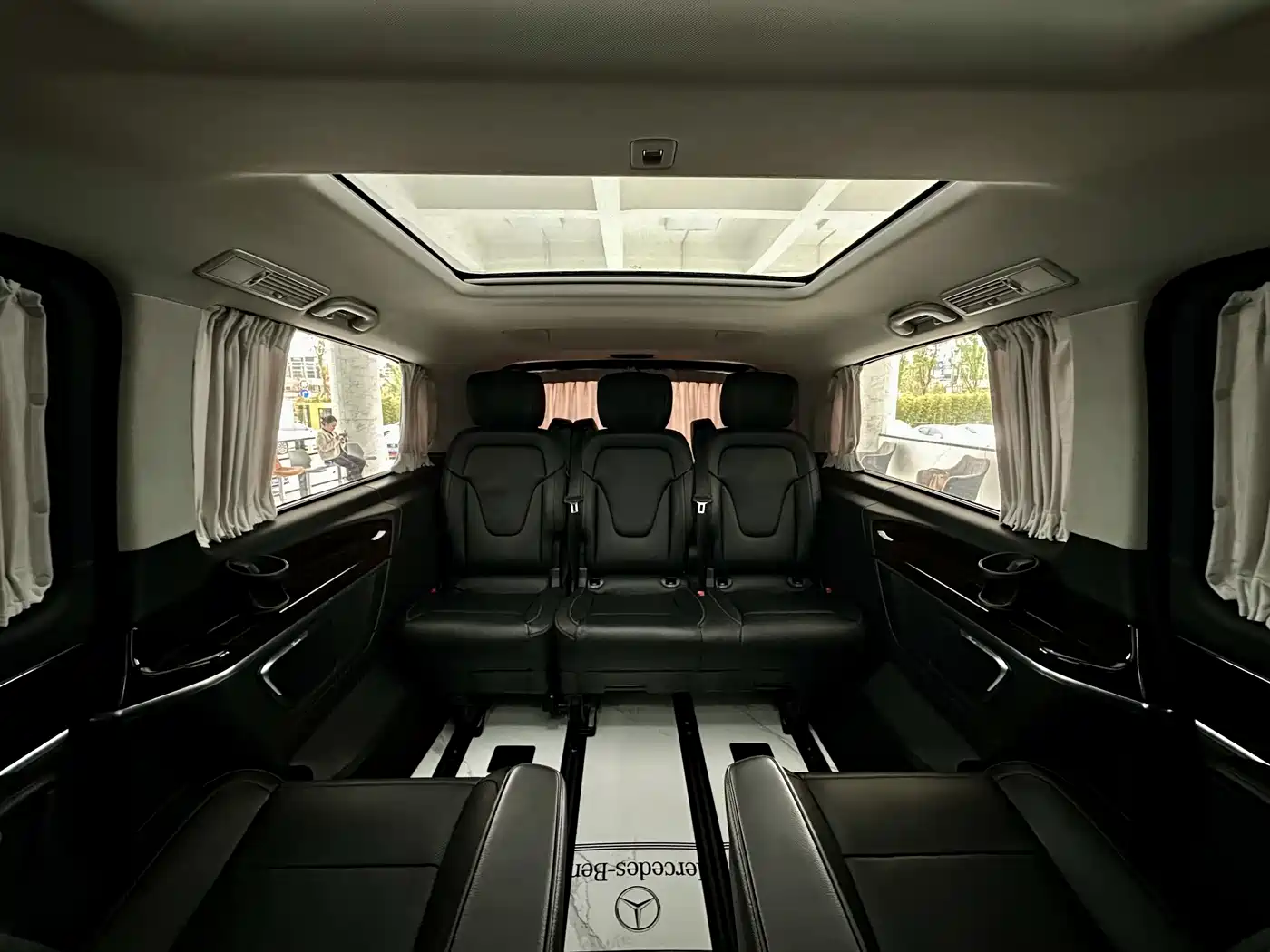 Mercedes-Benz V-Class 2017 Model V 260 L Premium Extended Edition фото 19