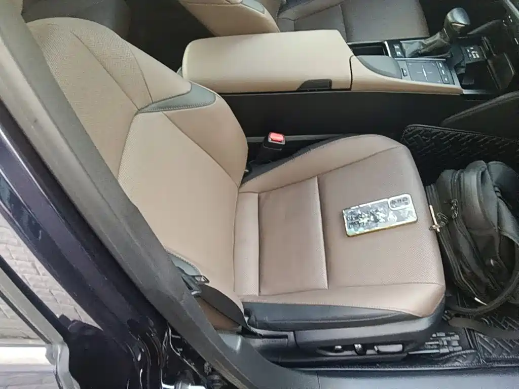 Фото 25 - Lexus ES