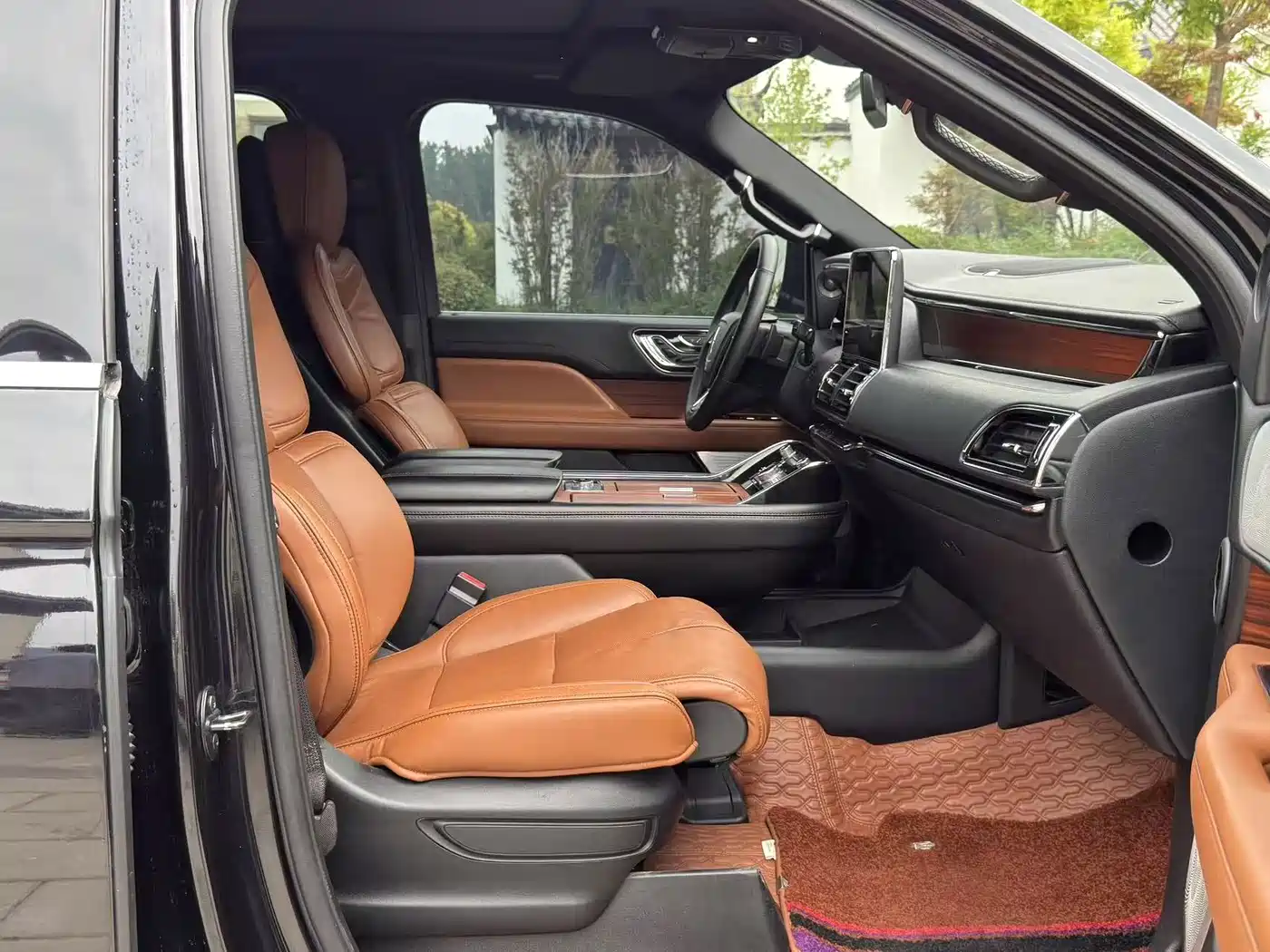 Photo 8 - Lincoln Navigator