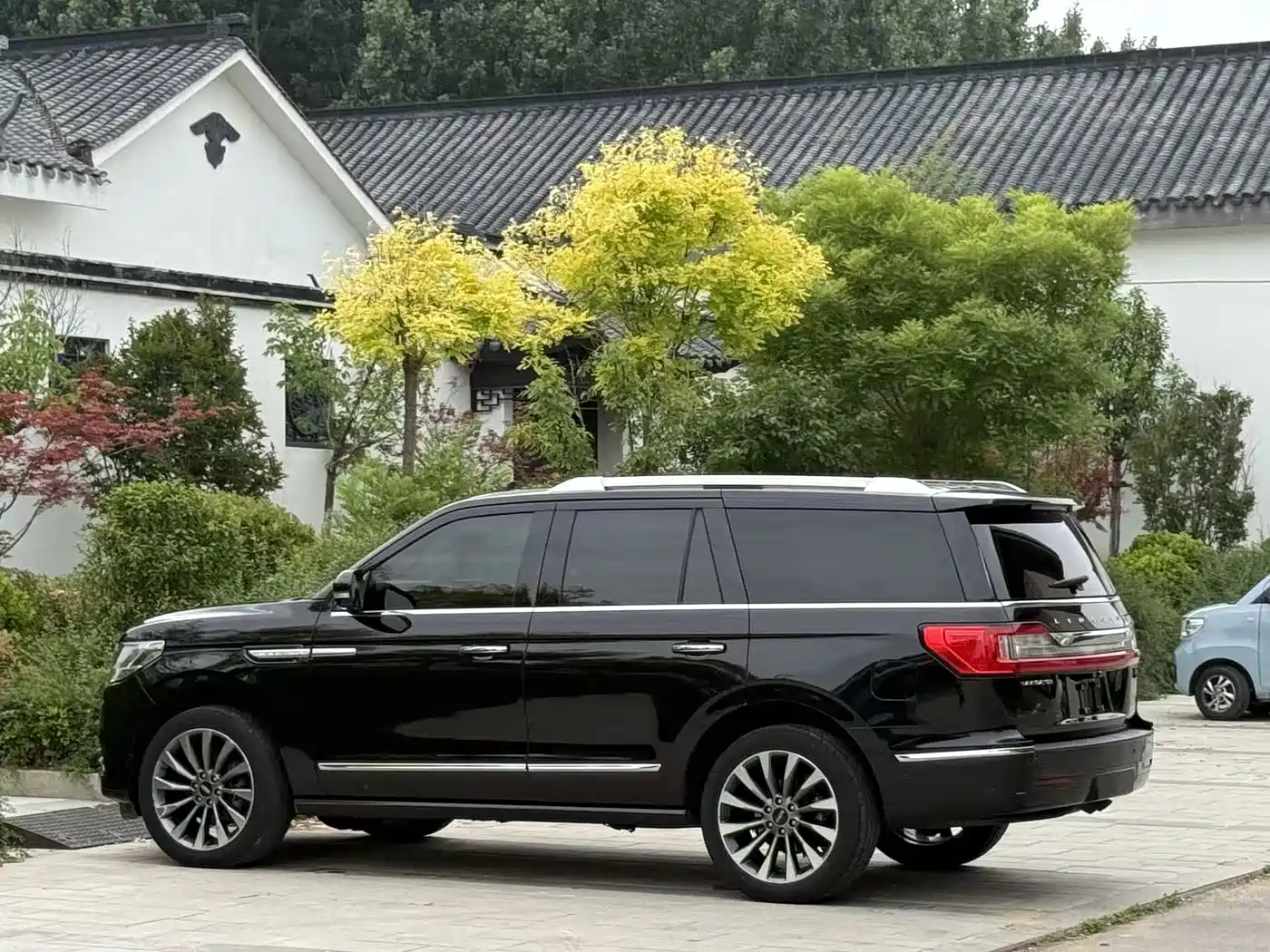 Photo 19 - Lincoln Navigator