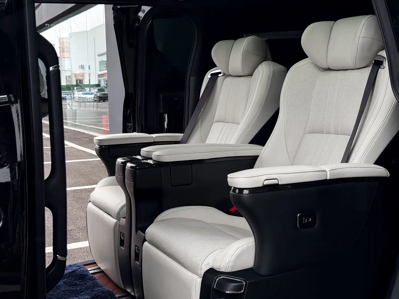 Lexus LM 2020 300h Seven-Seater Elegance Edition фото 15