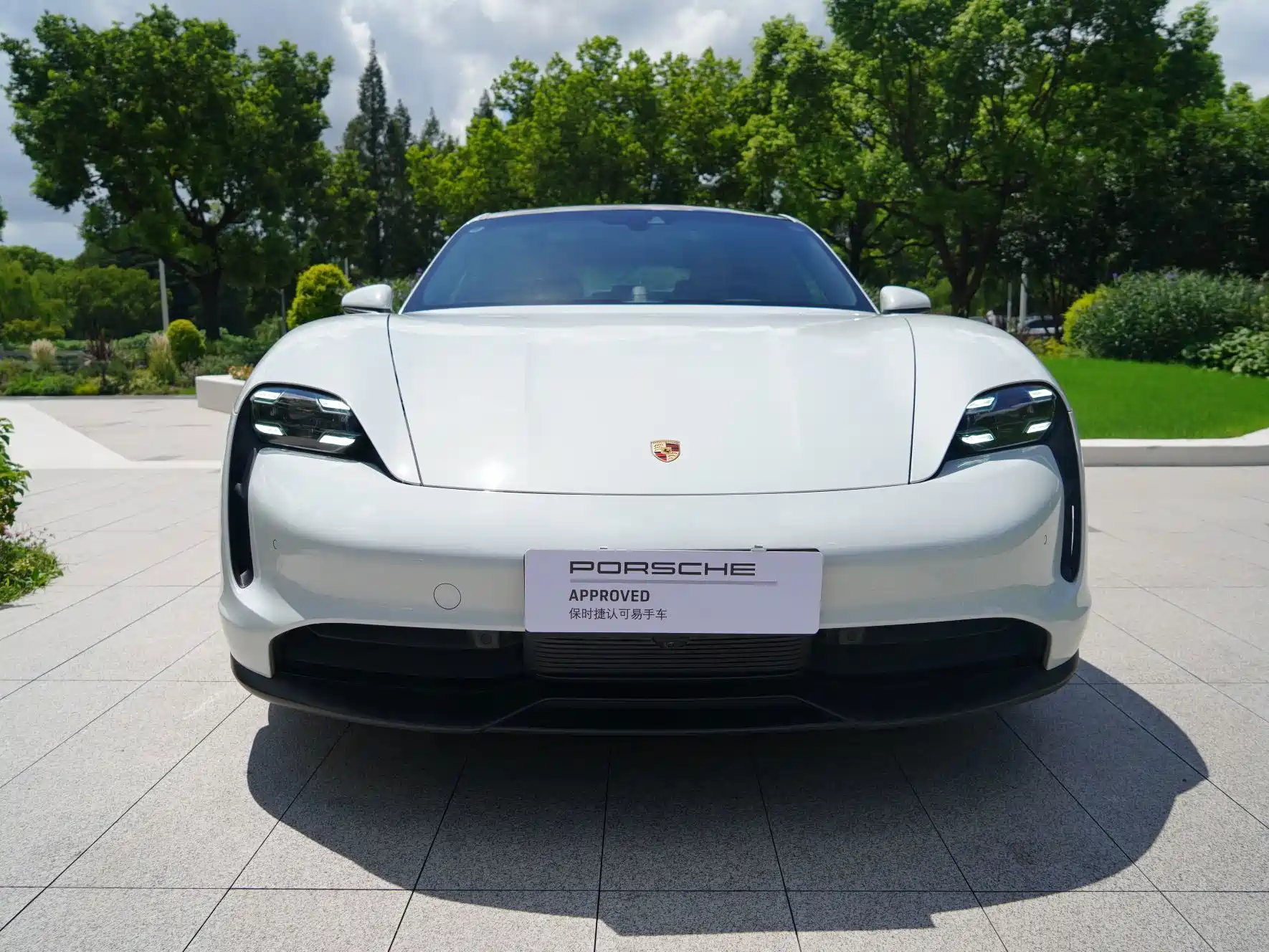 Photo 2 - Porsche Taycan