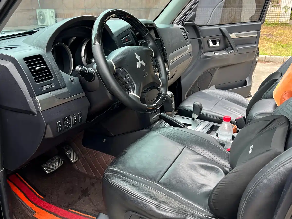 Mitsubishi Pajero (Import) 2009 3.8L 5-Door Premium фото 7