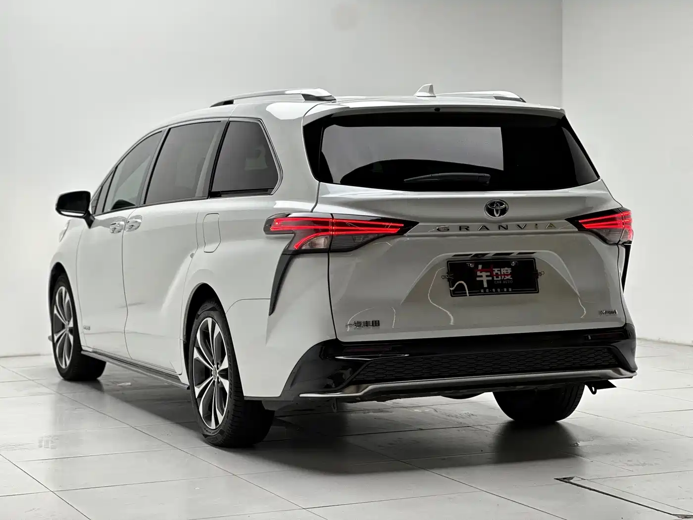 Toyota Granvia 2023 2022 2.5L Hybrid Premium Edition