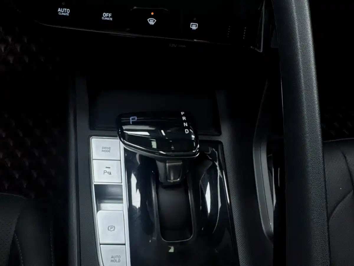 Hyundai Elantra 2022 1.5L CVT LUX Premium Edition фото 13