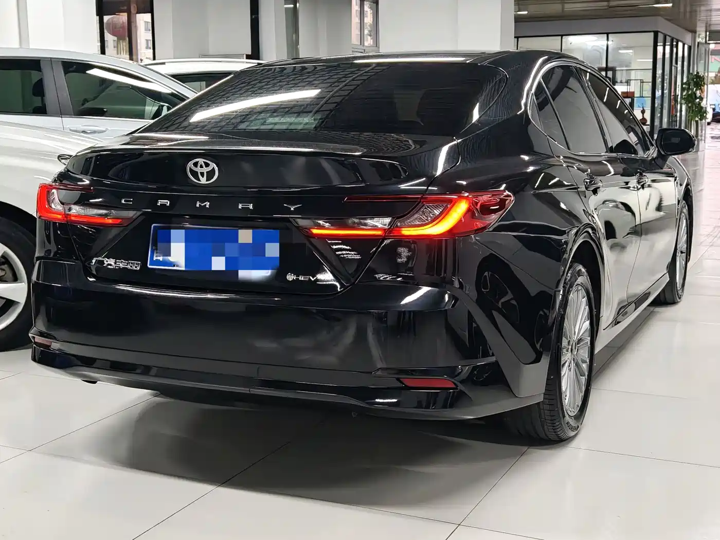 Toyota Camry 2024 Hybrid 2.0HE Elite Edition фото 3