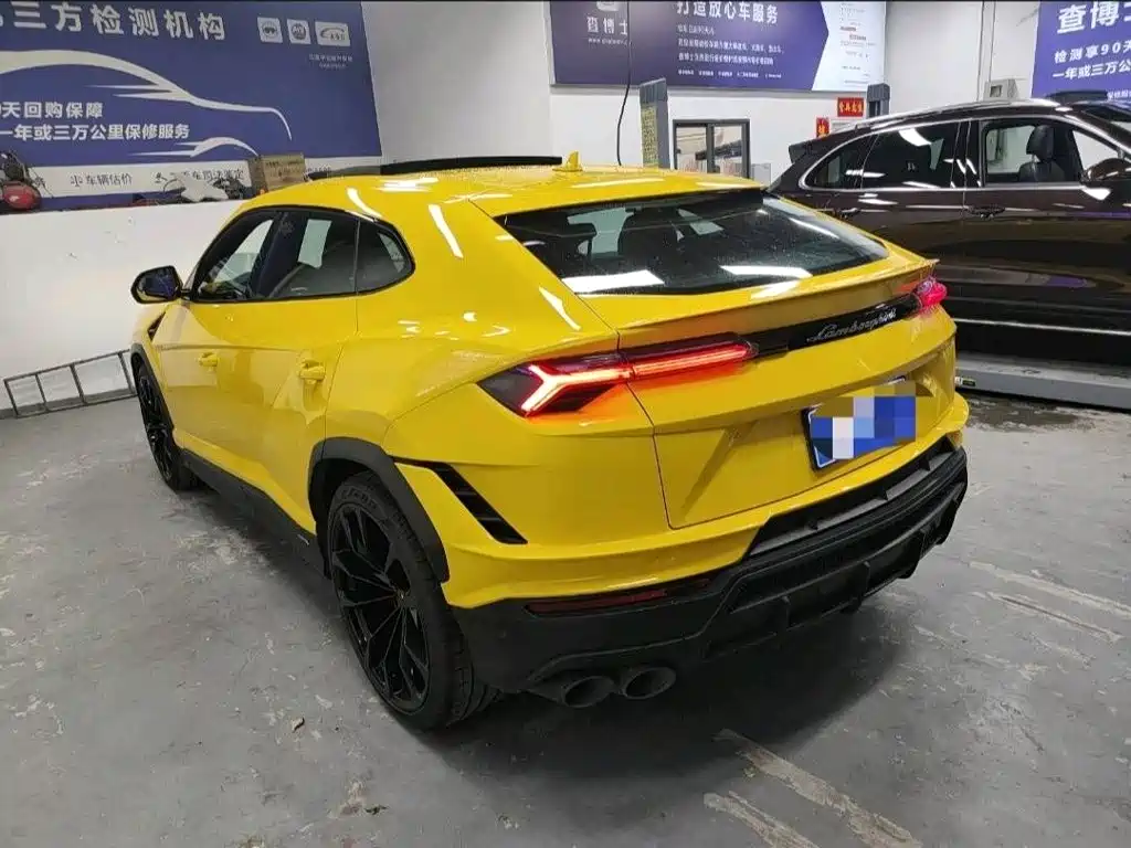 Фото 2 - Lamborghini Urus