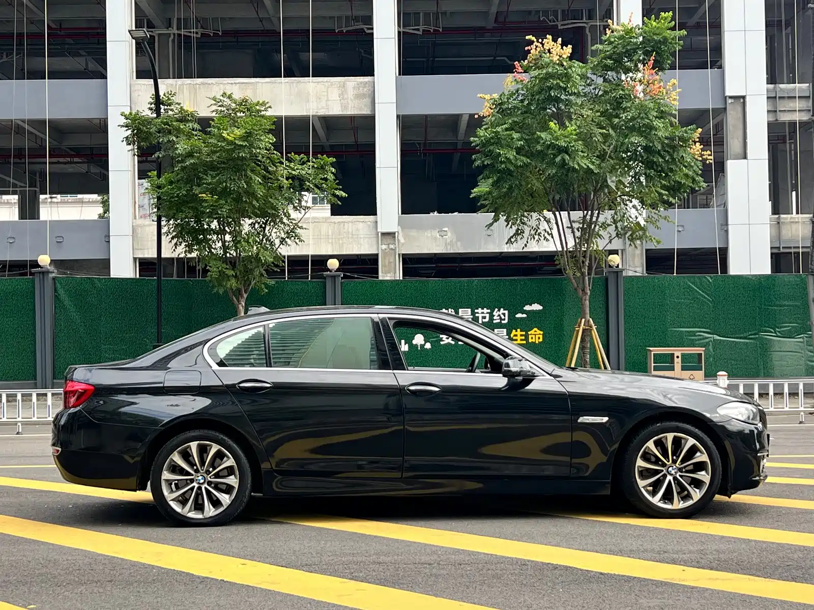Photo 4 - BMW 5 Series