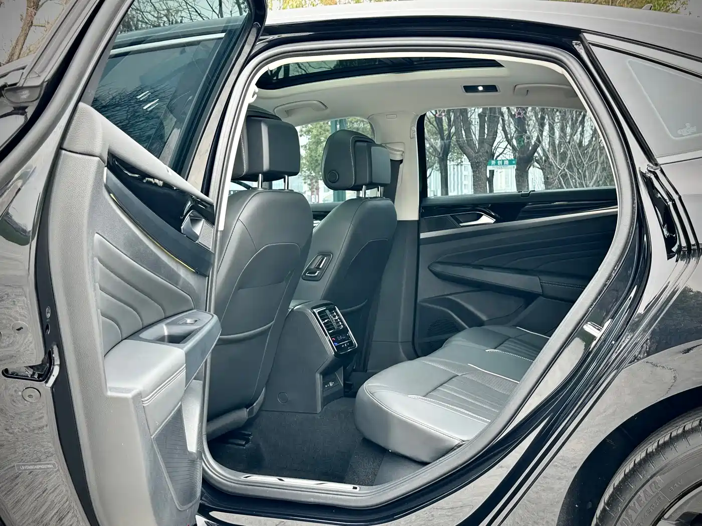 Volkswagen Passat 2024 380TSI Luxury фото 9