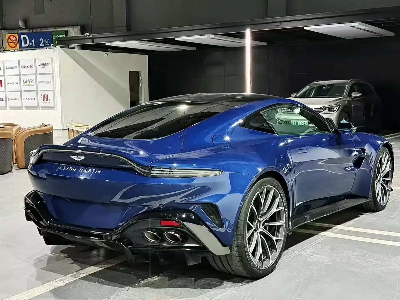 Aston Martin V8 Vantage 2024 4.0T V8 Coupe фото 4