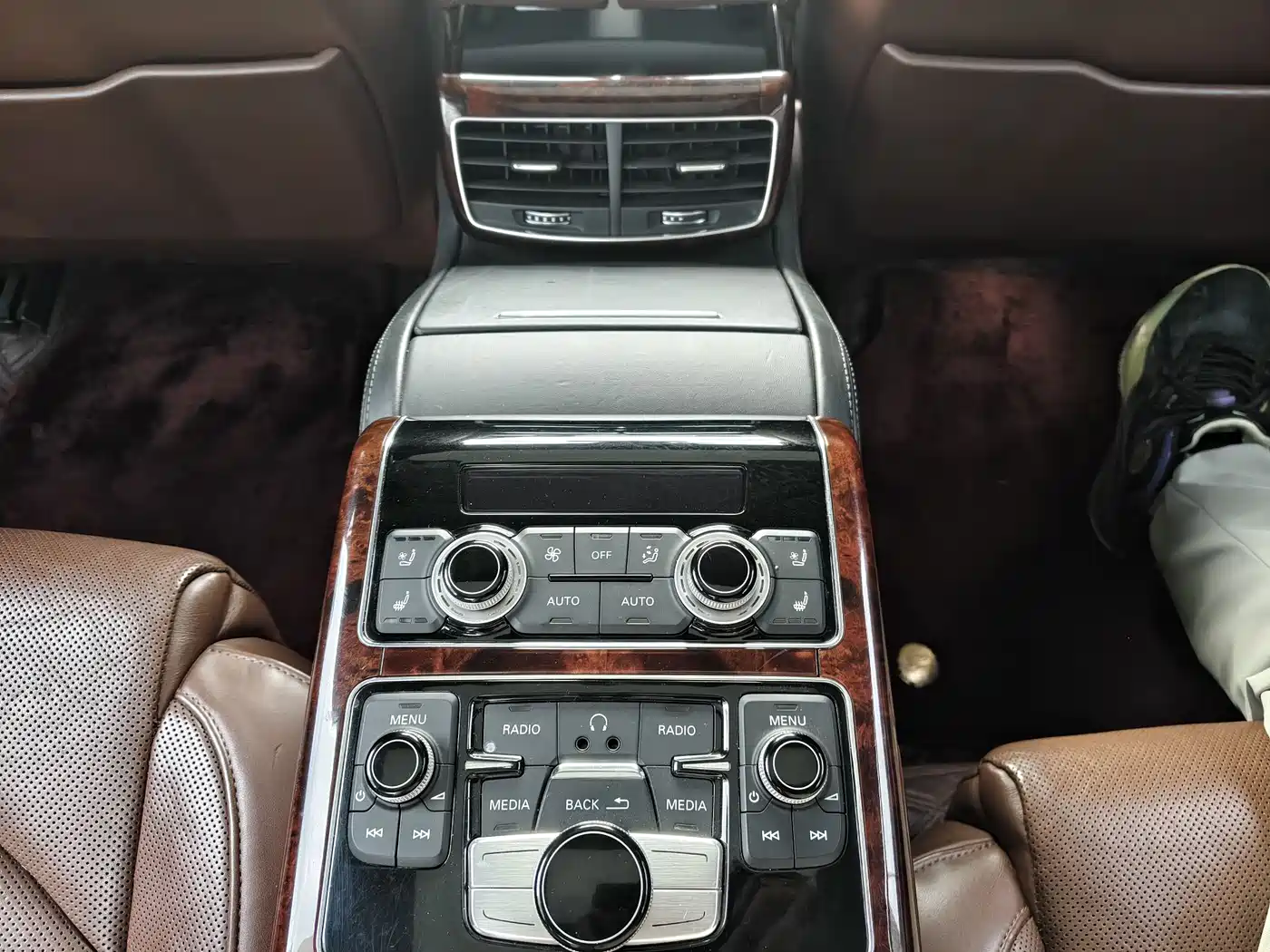 Фото 15 - Audi A8