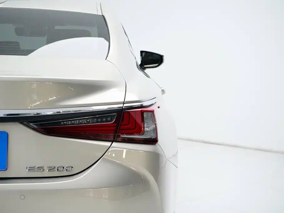 Фото 18 - Lexus ES