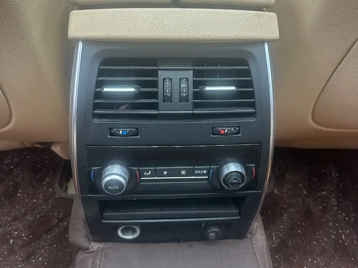 BMW 5 Series GT 2011 535i Elegance фото 15