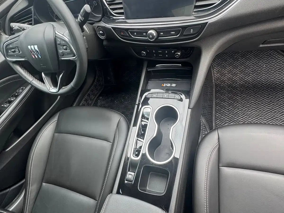 Photo 8 - Buick Regal