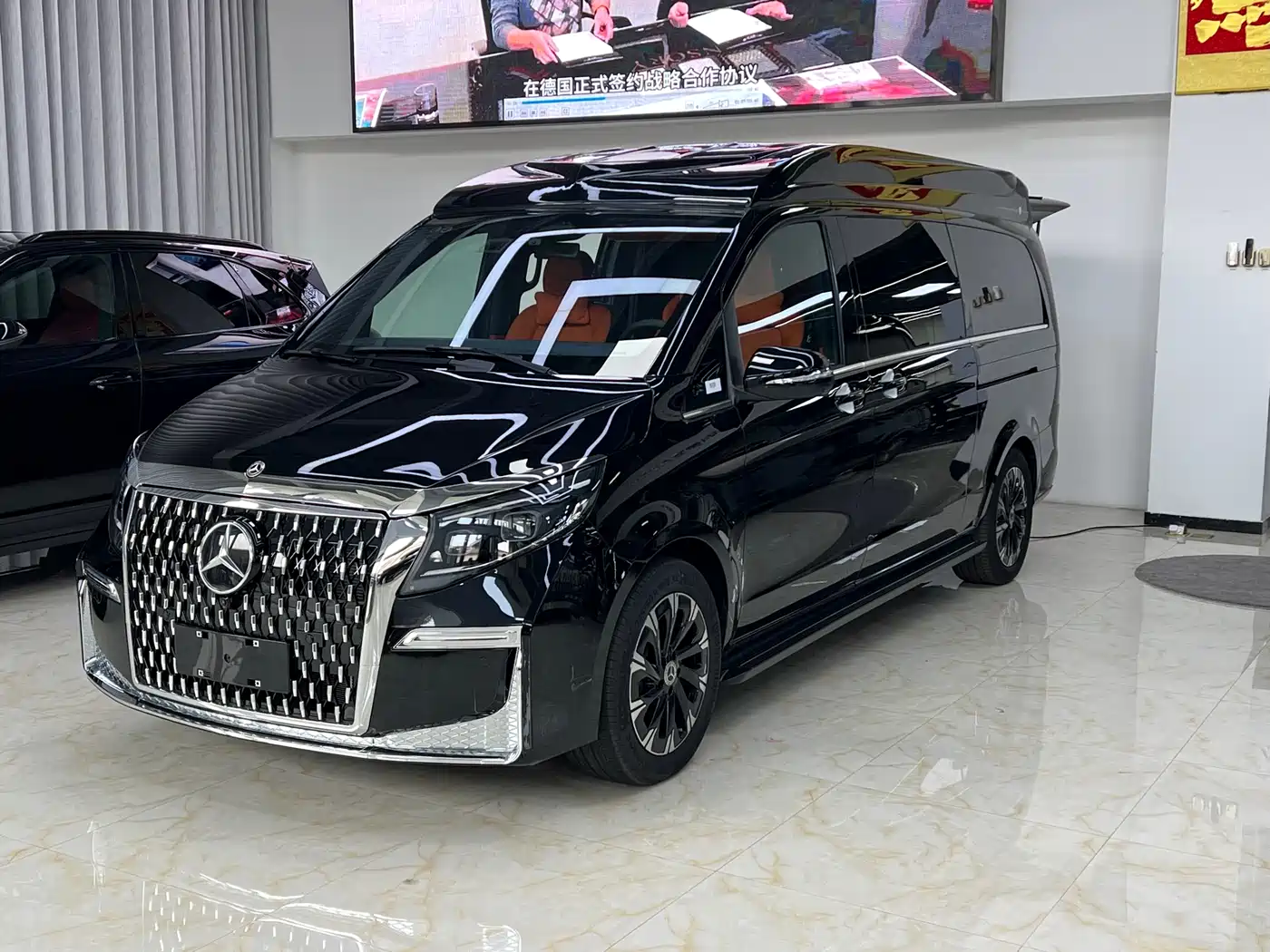 Mercedes-Benz V-Class 2024 V 300 L Long Wheelbase Luxury Edition фото 3