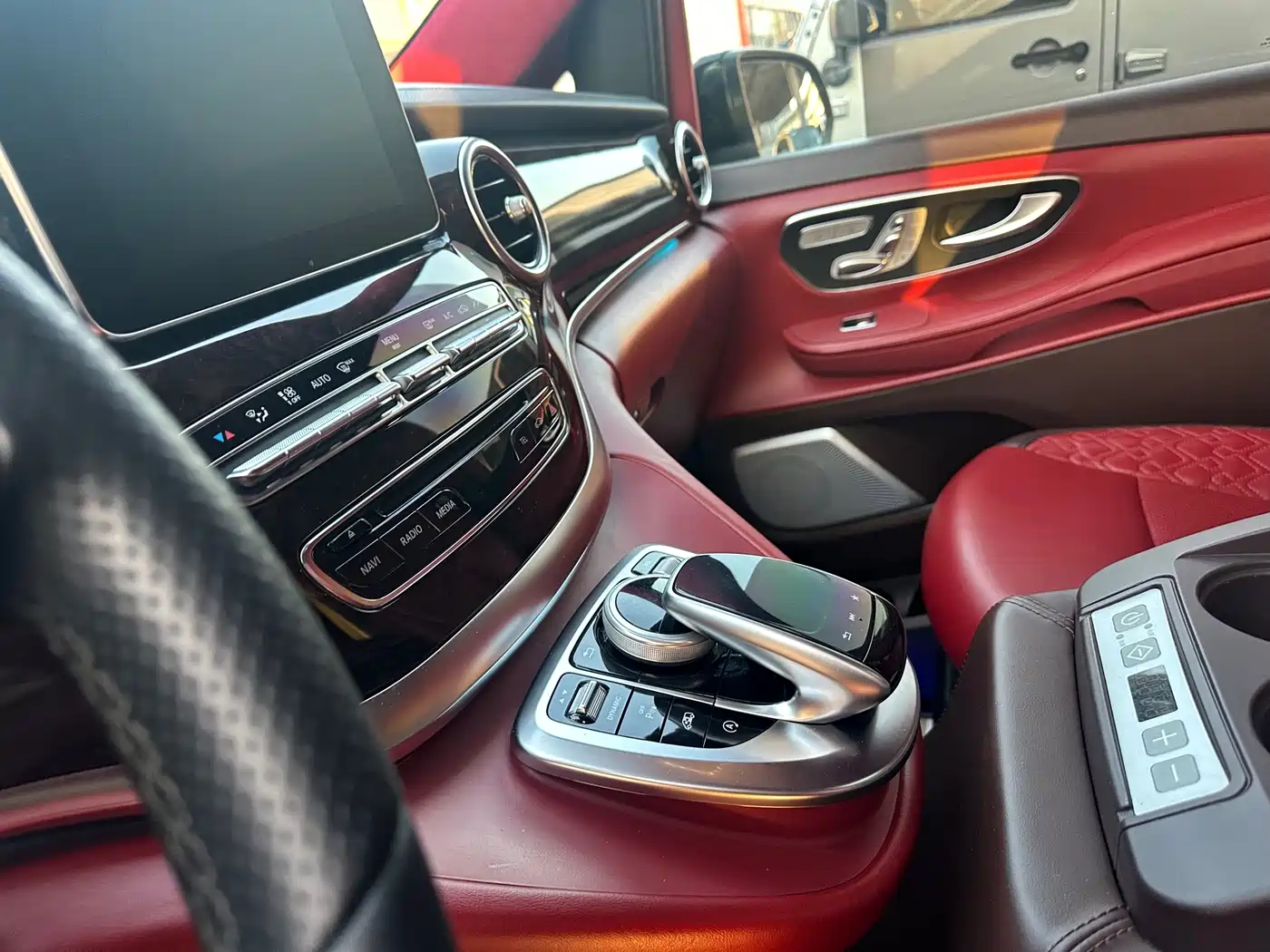 Mercedes-Benz V-Class 2018 V 260 L Premium Long Wheelbase Edition China VI фото 10
