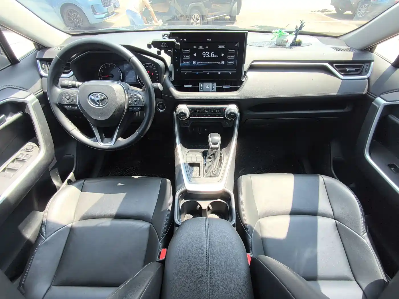 Toyota Wildlander 2022 2.0L CVT FWD Luxury PLUS Edition фото 9