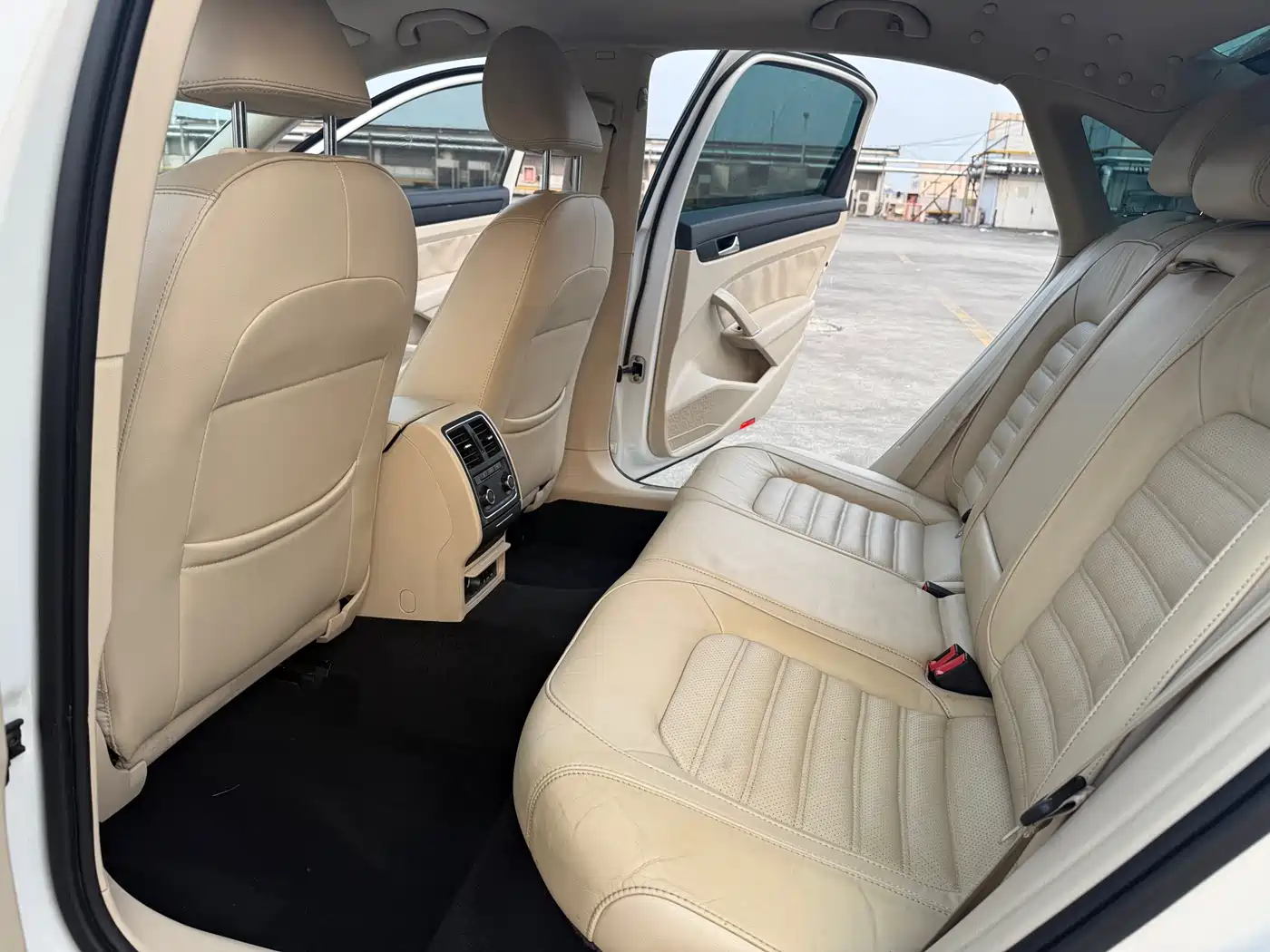 Volkswagen Passat 2014 1.8TSI DSG Executive Edition фото 9