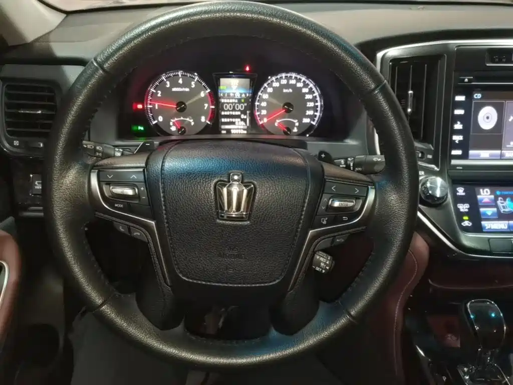 Фото 11 - Toyota Crown