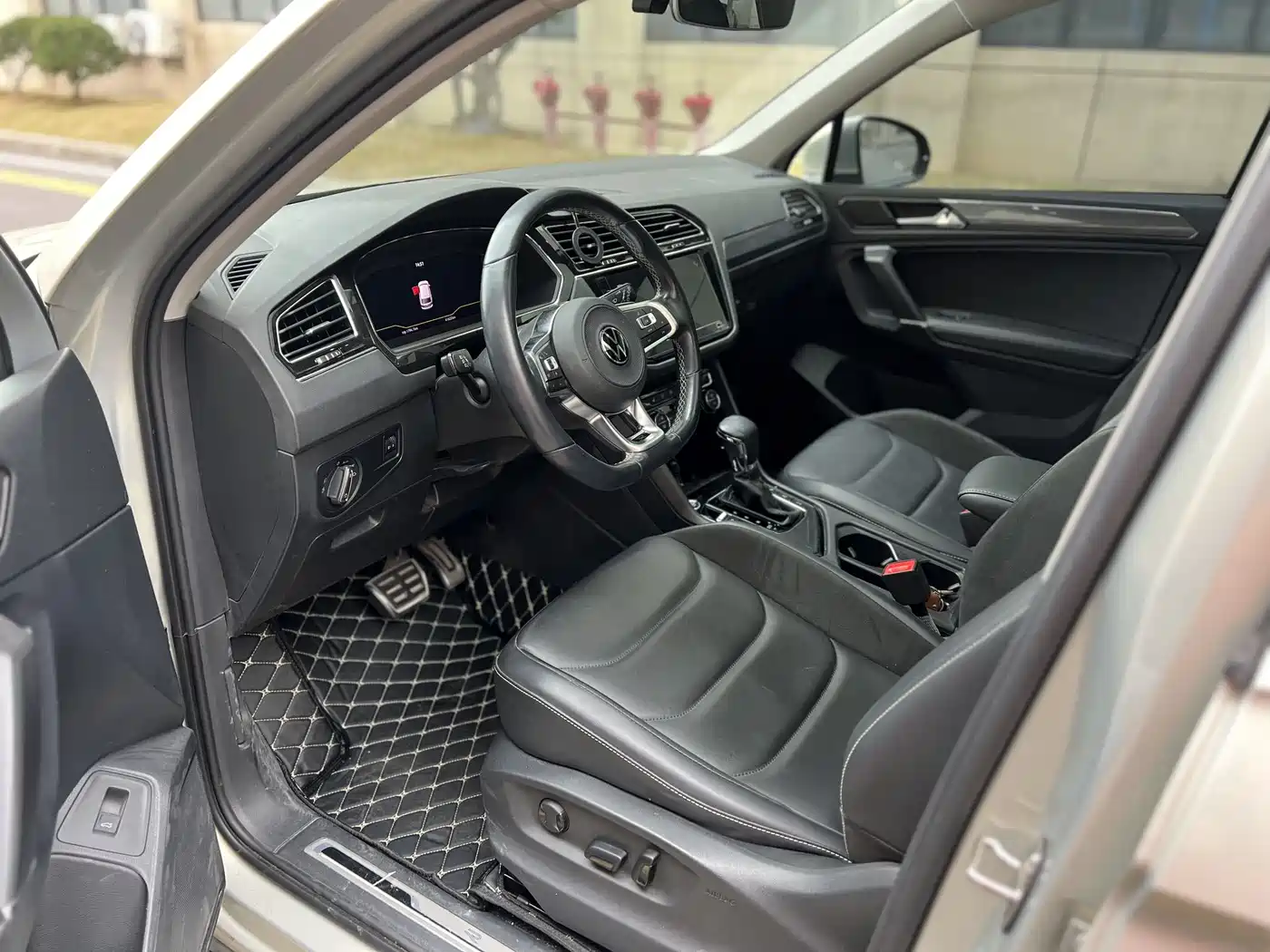 Volkswagen Tiguan L 2021 330TSI Automatic 2WD R-Line Premium фото 4