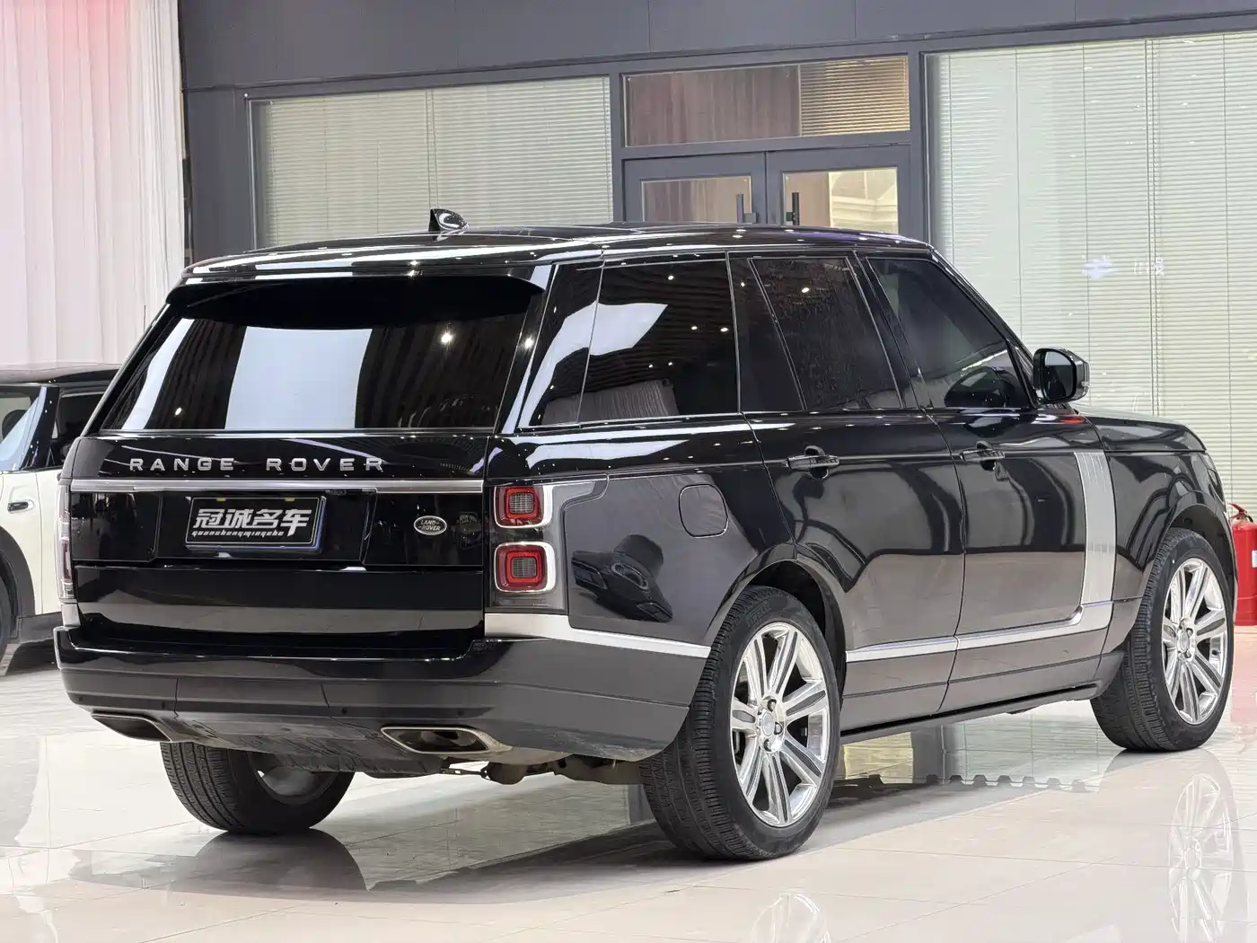Land Rover Range Rover 2021 3.0 L6 Golden Age Edition фото 5