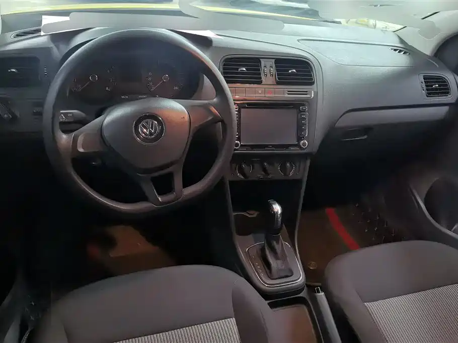 Volkswagen Polo 2016 1.4L Automatic Trend фото 12