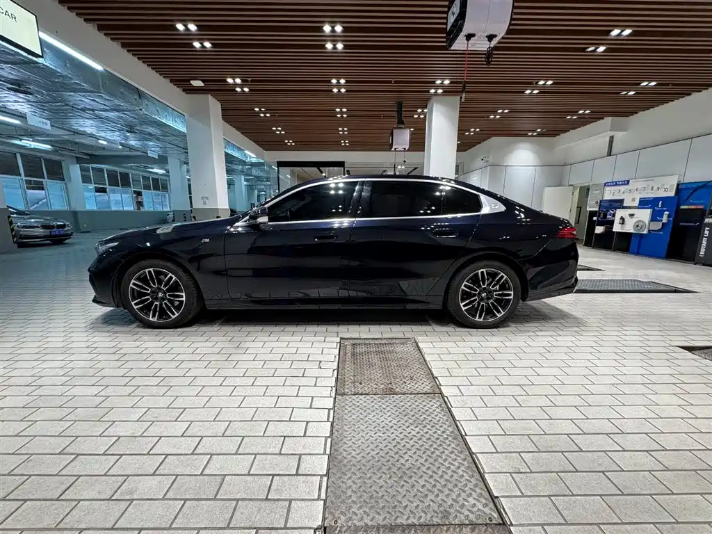 BMW 5 Series 2024 525Li M Sport Package фото 4