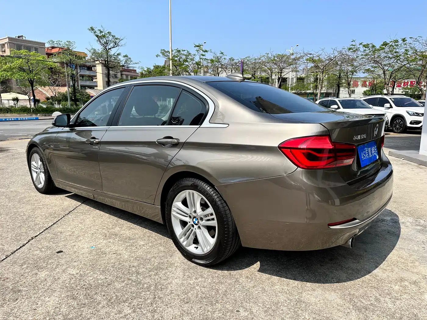 BMW 3 Series 2018 318Li фото 4