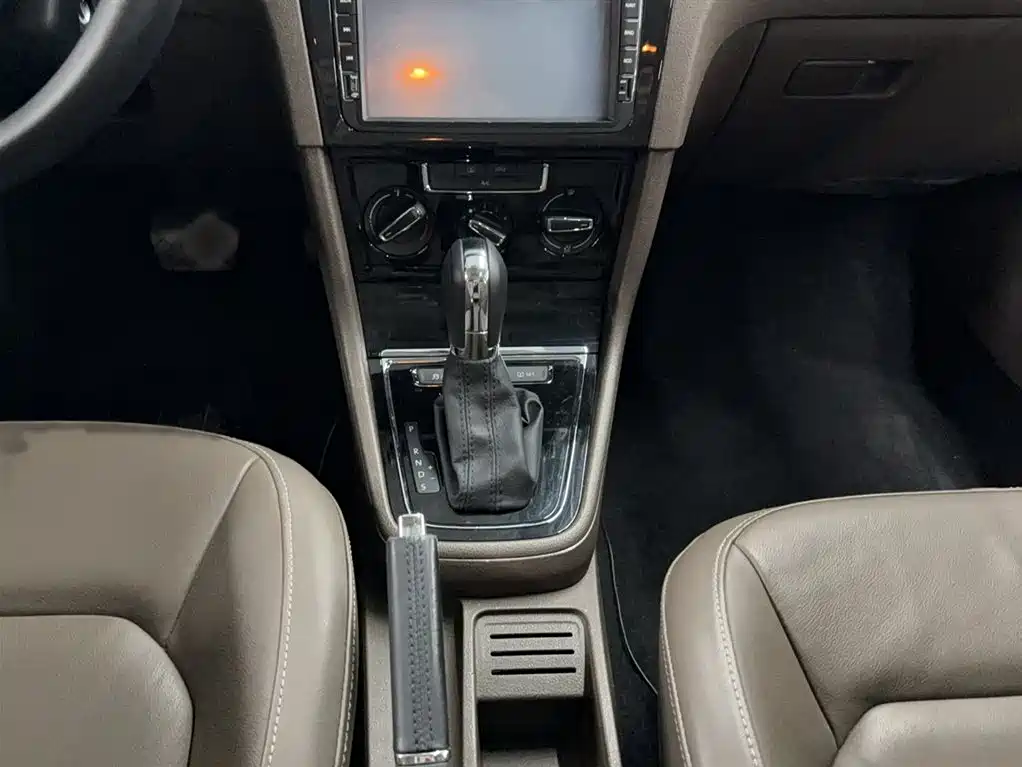 Volkswagen Bora 2014 1.6L Automatic Comfort Edition фото 7