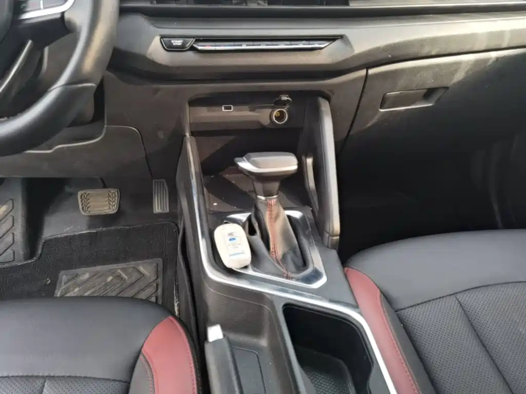 Фото 14 - Geely Vision X3