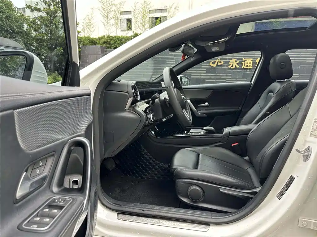 Mercedes-Benz A-Class 2021 A 180 L Sports Sedan фото 4