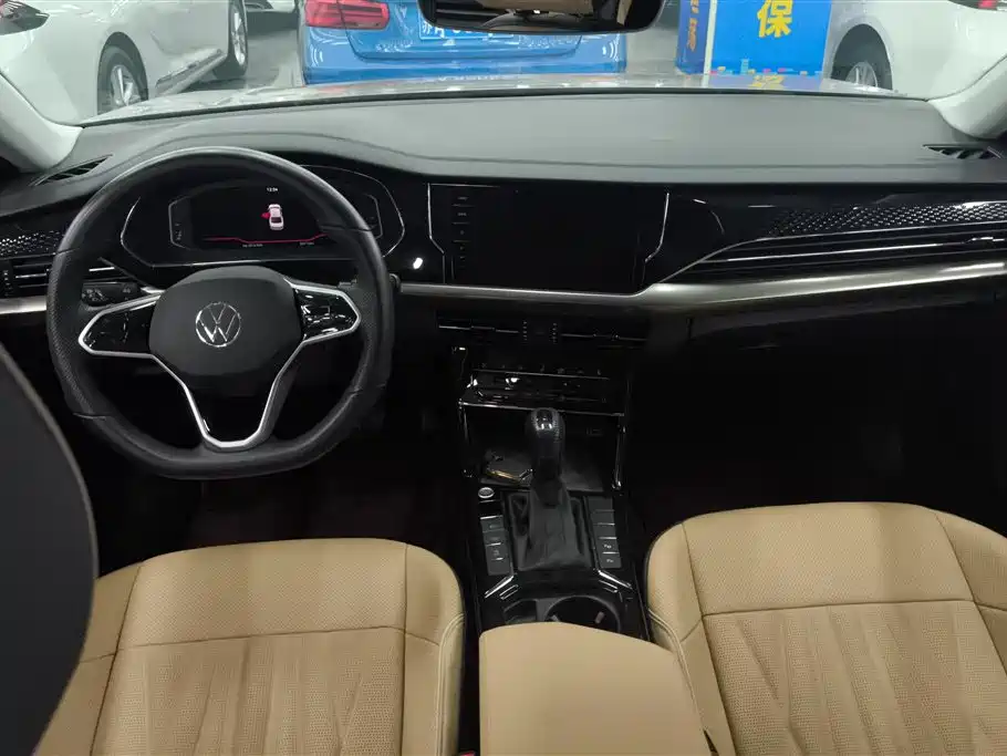 Volkswagen Passat 2022 380TSI Luxury Edition фото 12